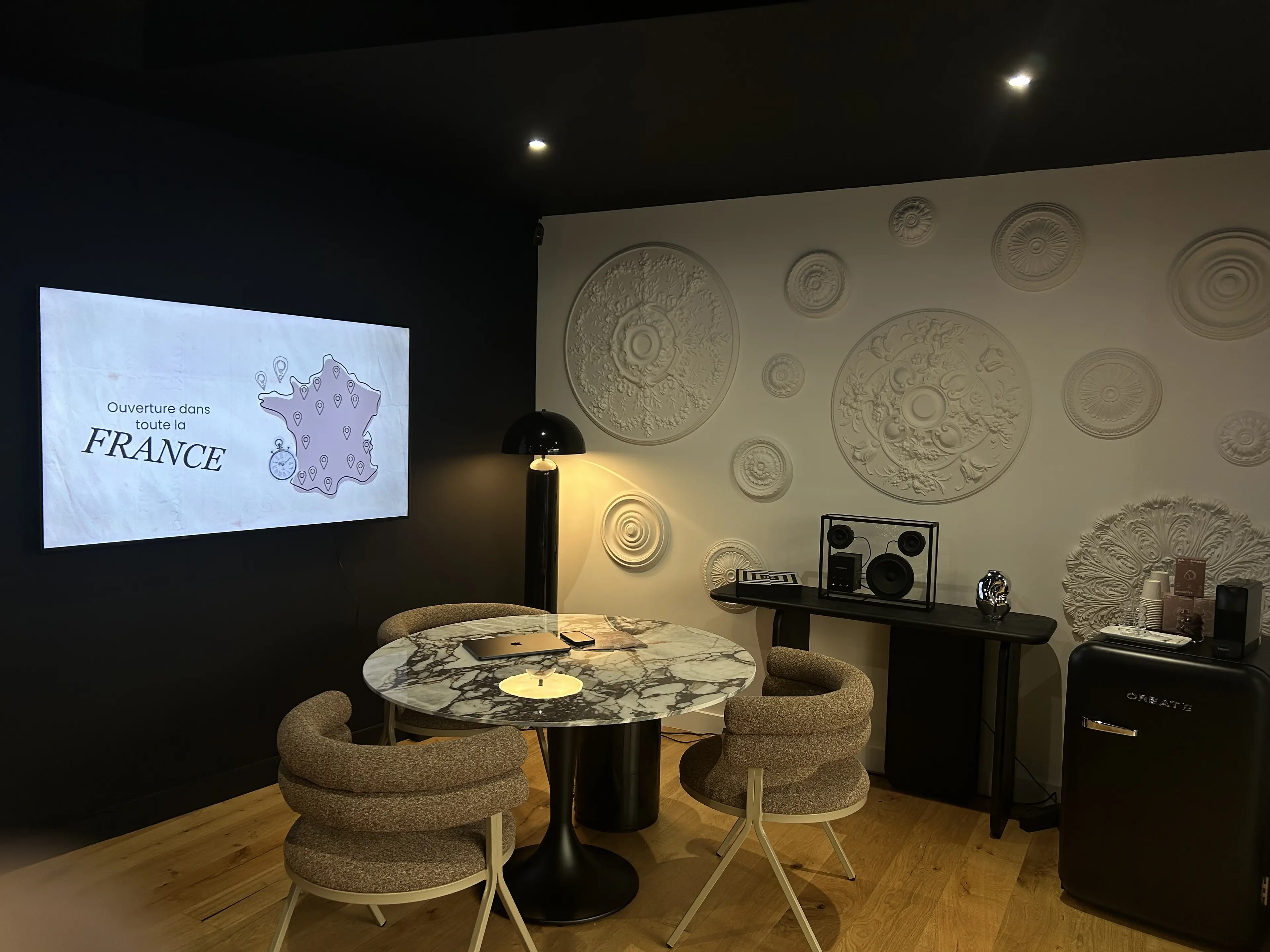 Photo mode, femme en maillot, allongée, tenant un chapeau de paille