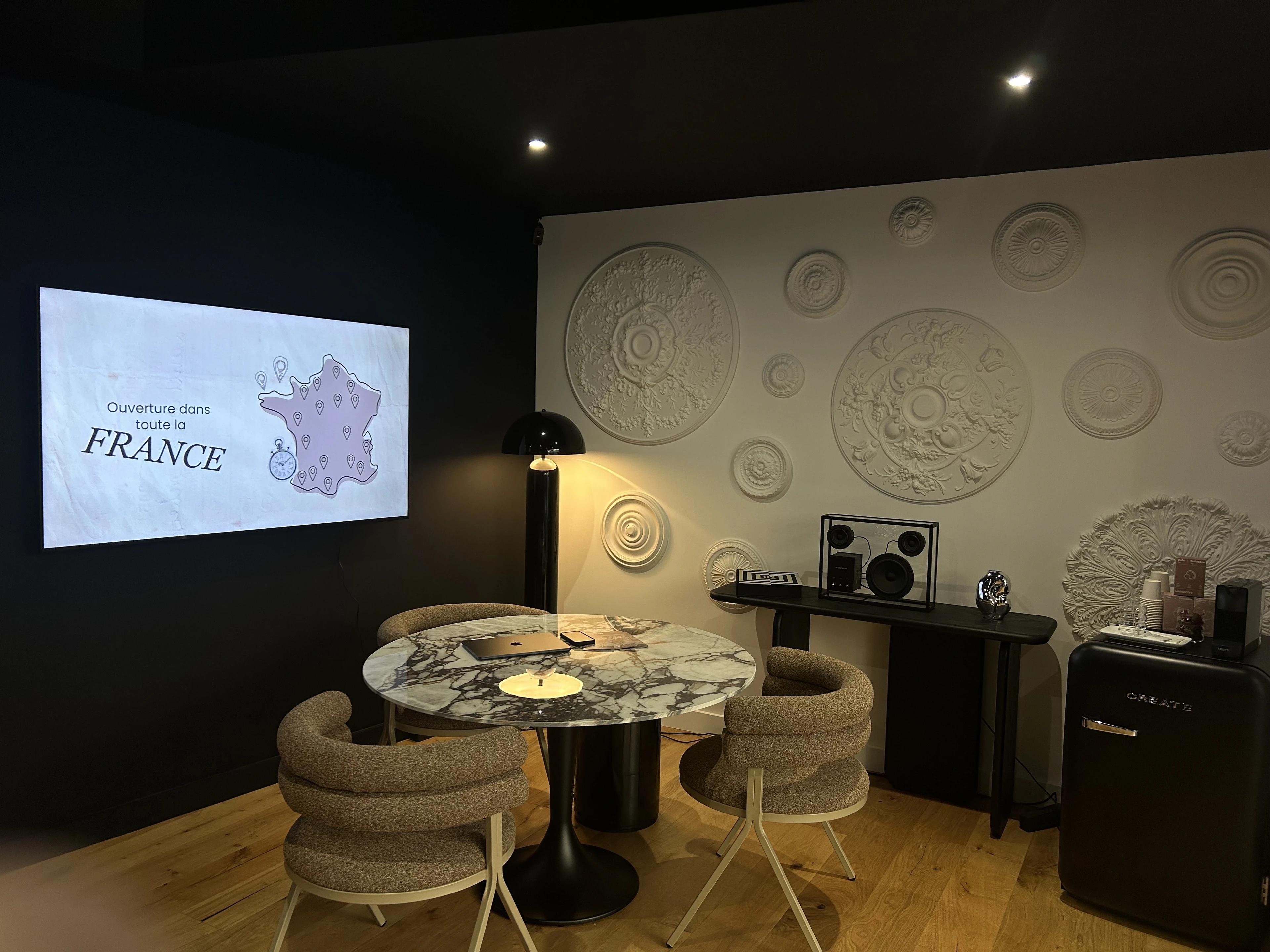 Photo mode, femme en maillot, allongée, tenant un chapeau de paille