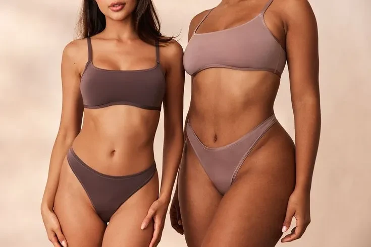 Deux femmes épilées en sous-vêtements