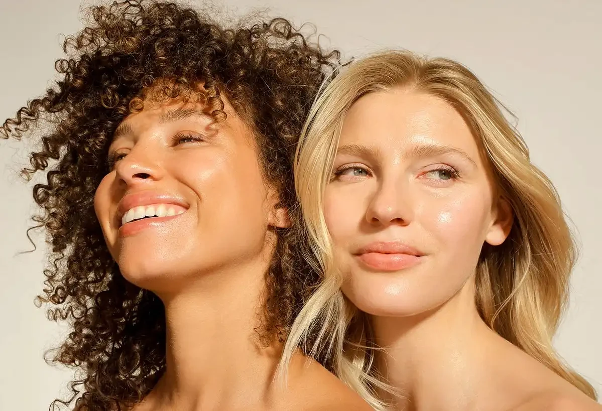 Femme allongée en maillot blanc