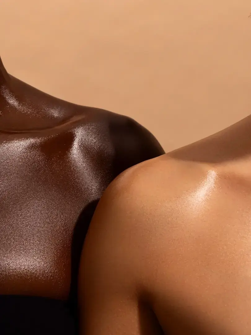 Deux épaules côte à côte, peau claire, peau foncée